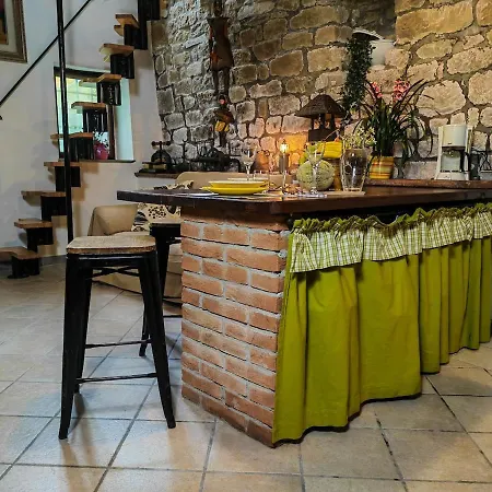 Casina Del Monte A Monte In Hébergement de vacances Pescia