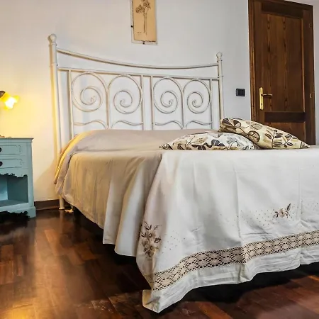 Casina Del Monte A Monte In Hébergement de vacances Pescia